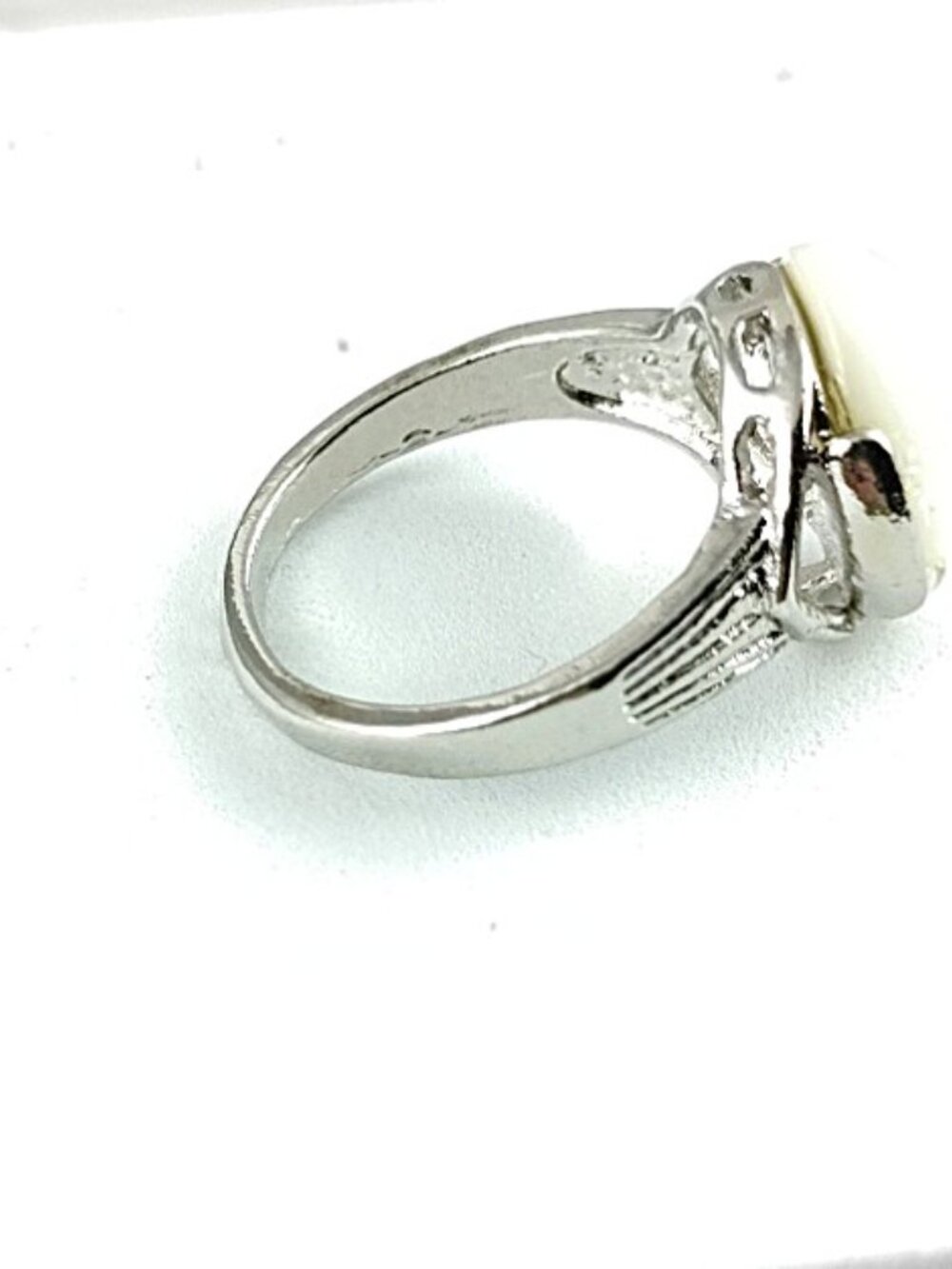 Faux Pearl/Shell Ring - Picture 4 of 4
